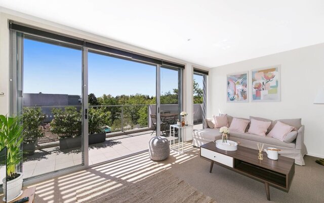 City Central Designer Apartment with Parking