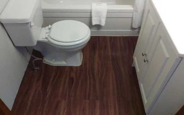 Bay Lake Inn (Frontiersman Motel)