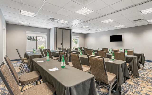 Best Western Valencia/Six Flags Inn & Suites
