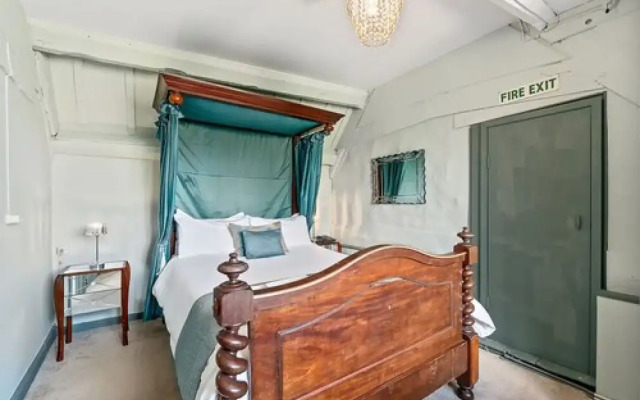 The Ancient Gatehouse Hotel