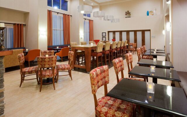 Hampton Inn & Suites Minot Airport