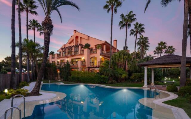 Cubo's Luxury Beach Front Duplex Puerto Banús
