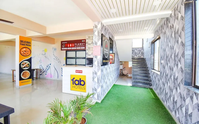 Fabexpress Prajakta Holiday Inn