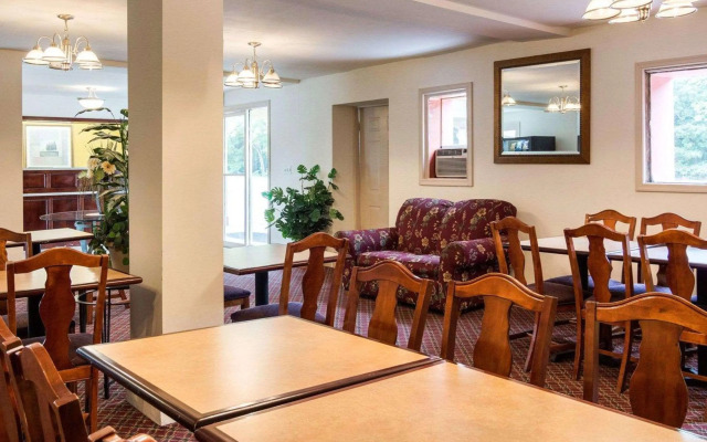 Econo Lodge Petersburg - Fort Lee