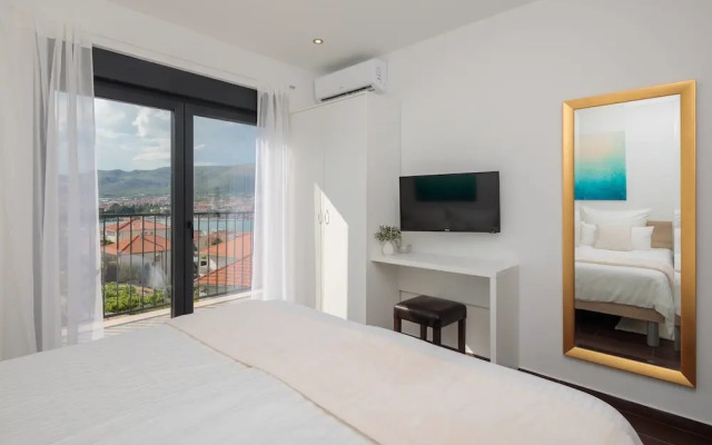Villa Salt - 10 people, heated pool, Trogir, near beach & Split airport