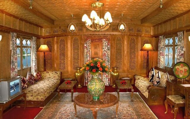 WelcomHeritage Gurkha Houseboats
