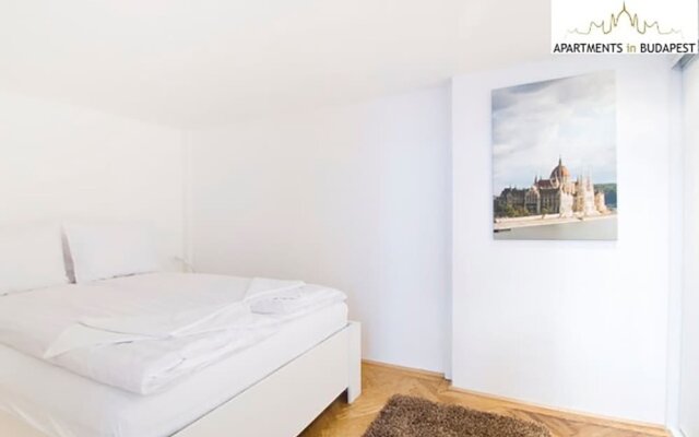 Opera Mezzanine Apartment - Historic Building With High Ceiling, A/c, Free Wifi