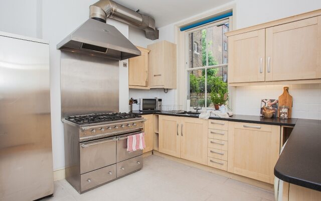1 Bedroom Garden Flat In Battersea