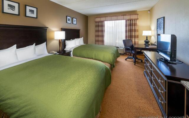 Comfort Inn & Suites near Six Flags