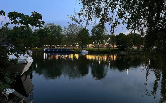 Large Riverside House in Wraysbury, Staines