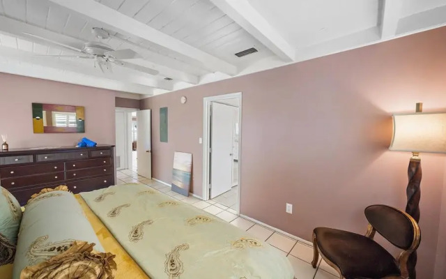 Tropical Siesta 2 Bedroom Home by RedAwning