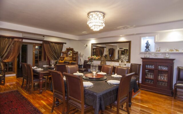 Aristo Manor