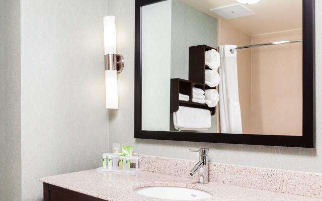 Holiday Inn Express & Suites Eureka by IHG