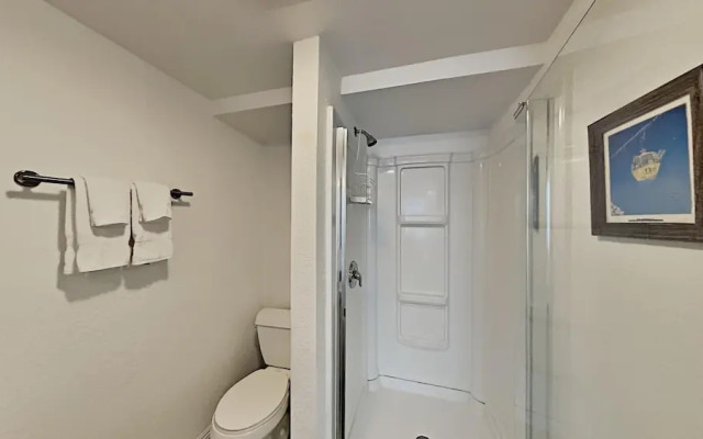 Spacious 2 BR Units at 1849 Condos With Free Pool, Parking & Wifi