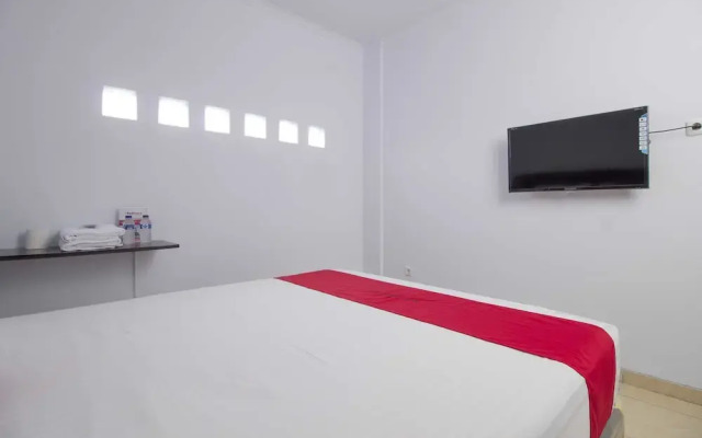 RedDoorz near Siloam Karawaci 2