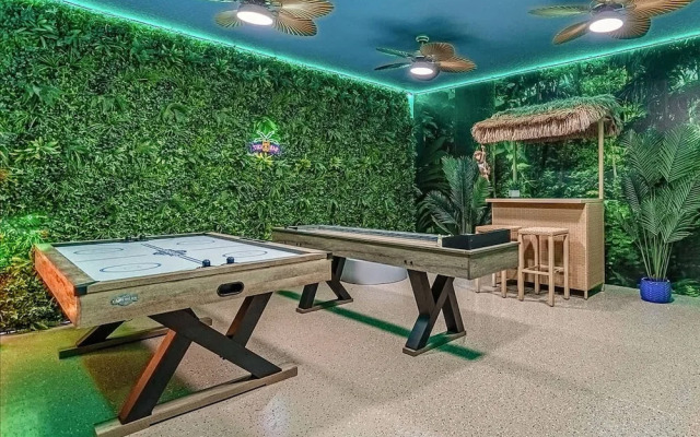 Upstay - Movie Mansion w Cinema-pool Hot Tub-games