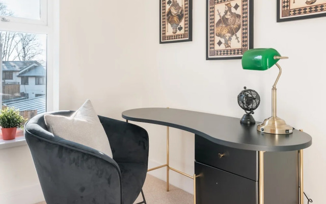 Kensington Place - 4 Bedroom Home w Free Parking