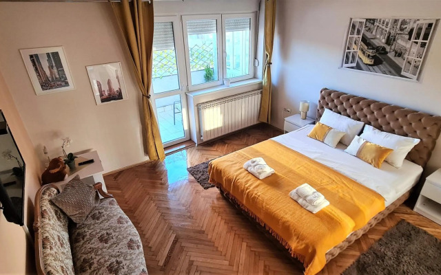 Windows City Apartment