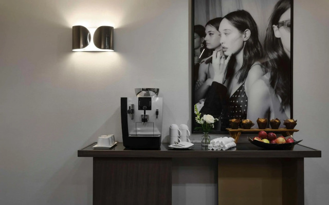 Vogue Hotel Montreal Downtown, Curio Collection by Hilton