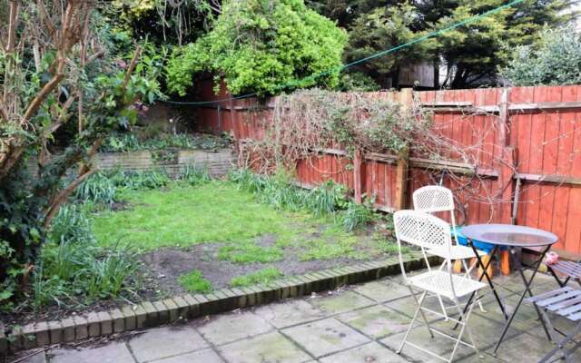 3 Bedroom House Close To Victoria Park