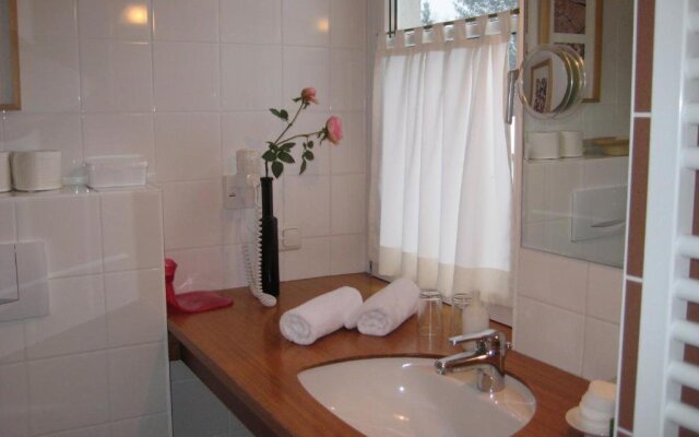 Lovely In by Lisa & Daniel