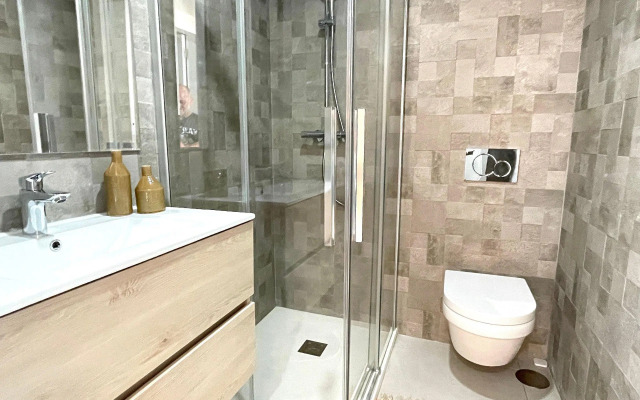 Bayview -Superb Luxurious Sea View Penthouse with private hot tub