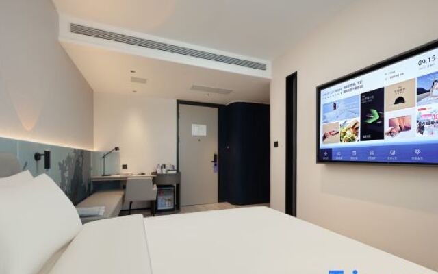 Qingdao Railway Station Pier Light Residence Hotel