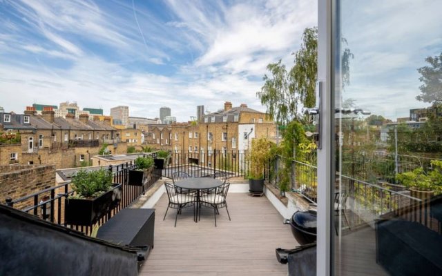 Light 2 Bedroom Flat With Roof Terrace