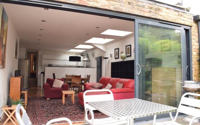 2 Bedroom Flat in Brockley With Garden