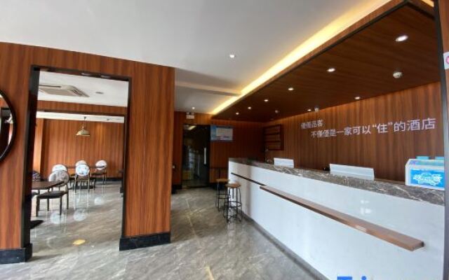 Yo Yo Pinke Hotel