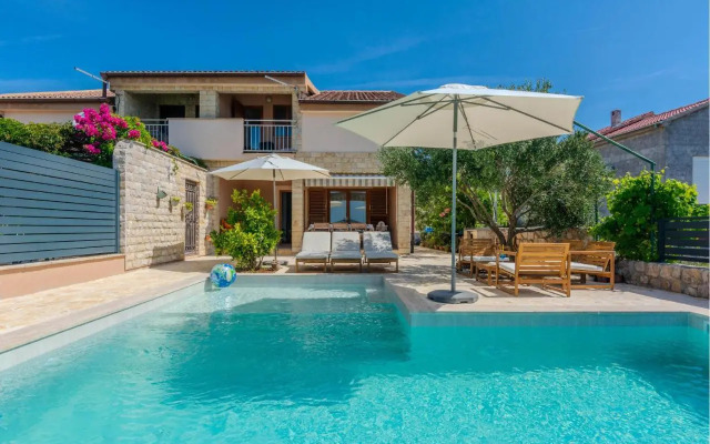 Four-Bedroom Holiday home Maslenica with Sea View 01