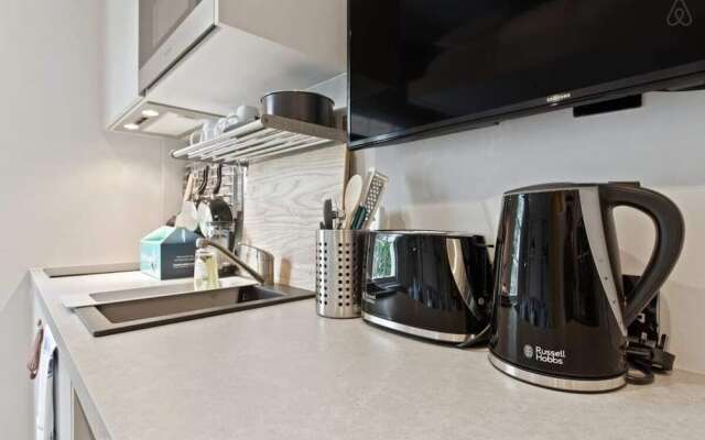 Contemporary Studio W/suspended Bed in Camden Town