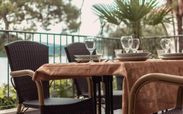 Sunny Port Apartment & Rooms