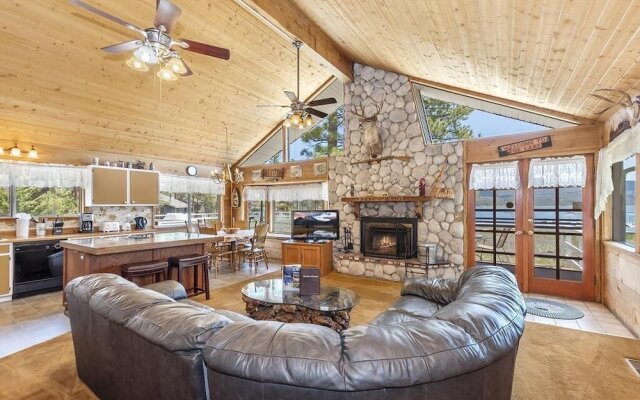 012 - Lakefront Chalet