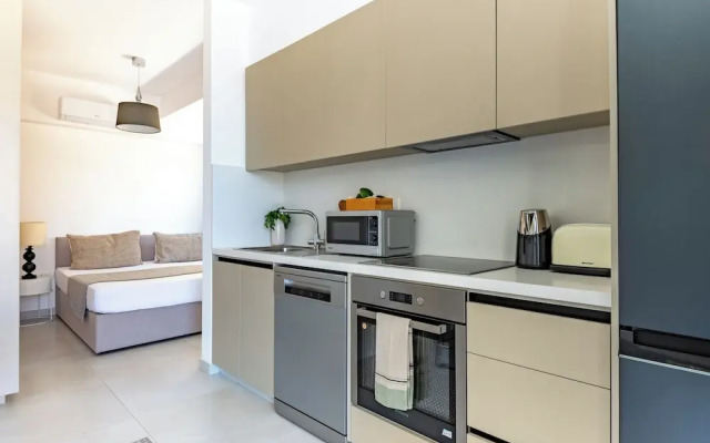 Sanders Only - Ideally Planned Studio With Balcony