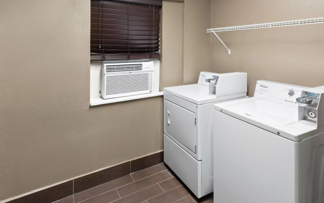 Super 8 by Wyndham Temple S. General Bruce