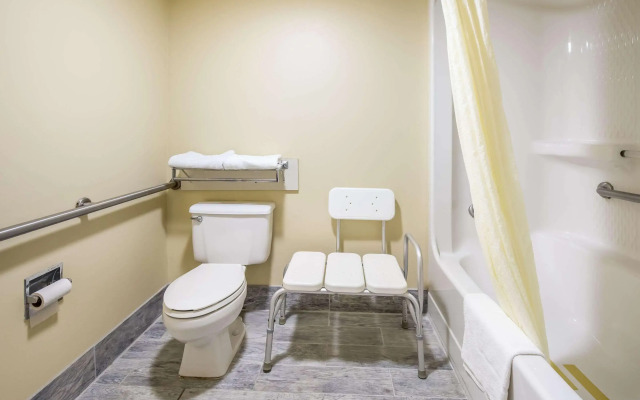 Econo Lodge Inn & Suites East