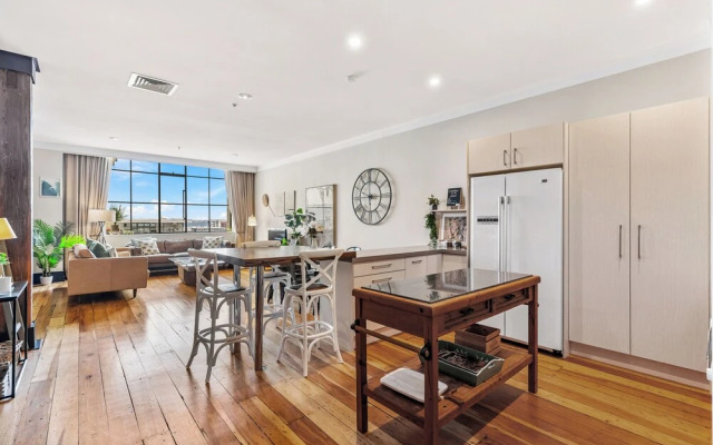 Spacious 2Br In Cbd Pool Gym Parking