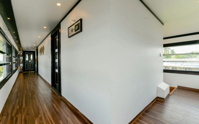 Oyo 24725 Houseboat Royal River 4bhk
