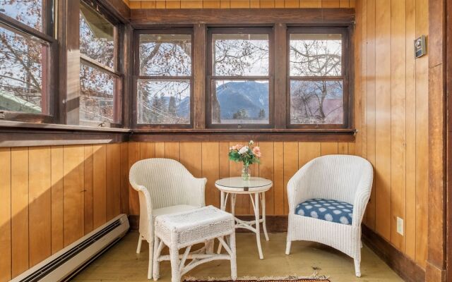 Rockwell Retreat 4 Bedroom Home by NW Comfy Cabins by RedAwning