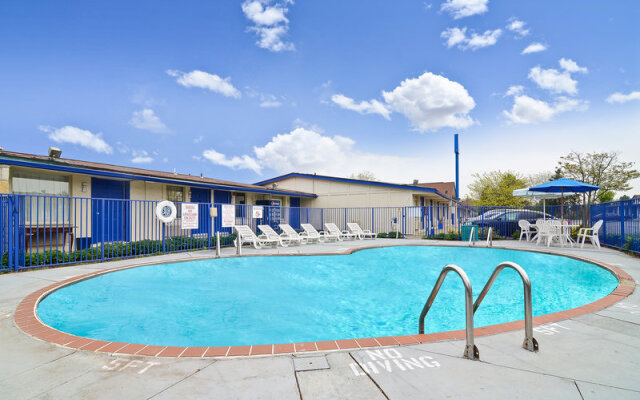 Americas Best Value Inn & Suites - Canton/detroit