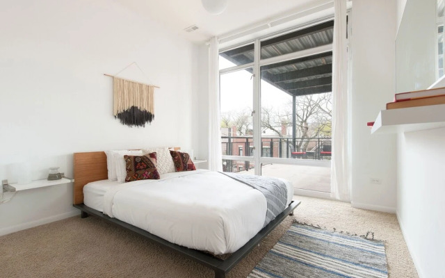 Vibrant Lincoln Park Suites by Sonder