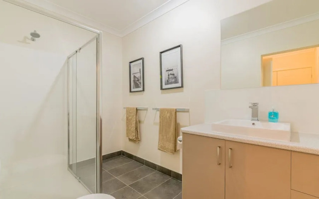 Thompson Avenue Apartments No.1