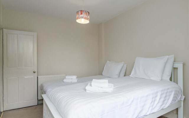 Marvelous 3BR Kennington House w Garden by GuestReady