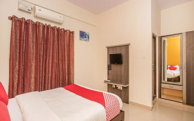 OYO 15711 Athiti Residency