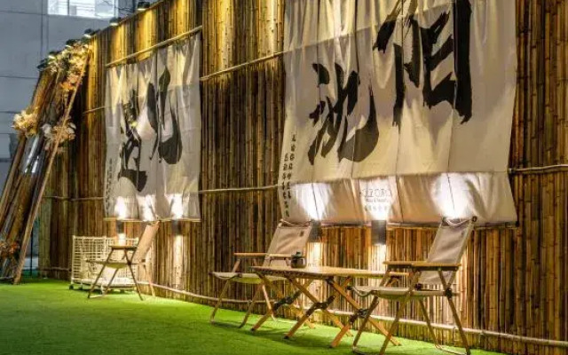 Holz Curio Hotel