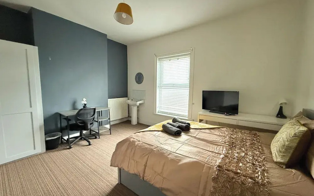Spacious 6BR Property with Parking