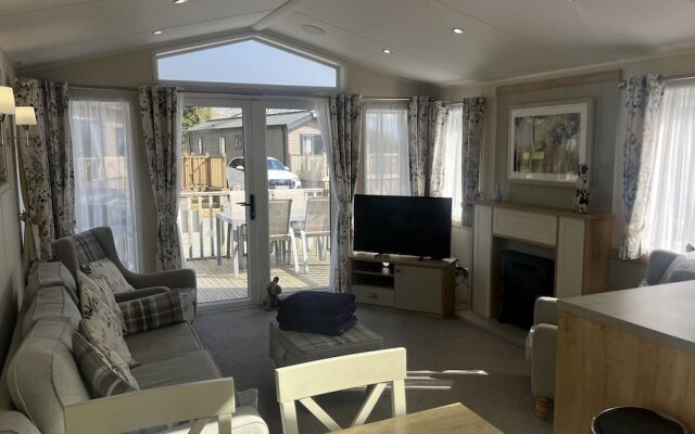 Dog Friendly Lodge With hot Tub, Quiet Location