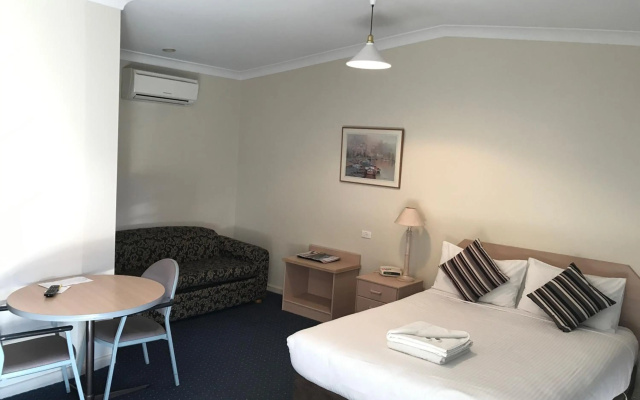 Orange Motor Lodge – Guest Rooms – Orange