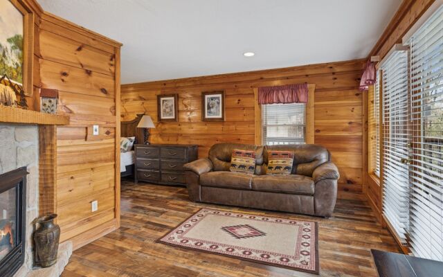 Golf View 2 Bedroom Cabin by RedAwning